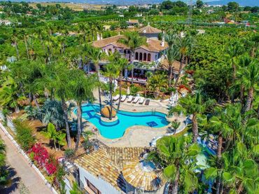 Chalet con piscina en venta en Calle Guadalhorce 15