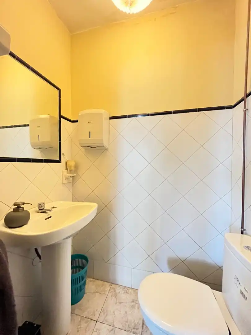 Bathroom of Office for rent in Madrid  with Air Conditioner, Heating and Balcony