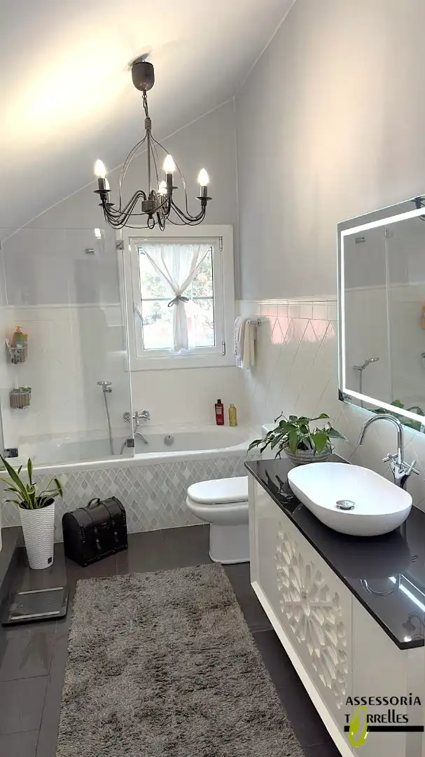 Badezimmer von Haus oder Chalet zum Verkauf in Torrelles de Llobregat mit Heizung, Privatgarten und Parkett