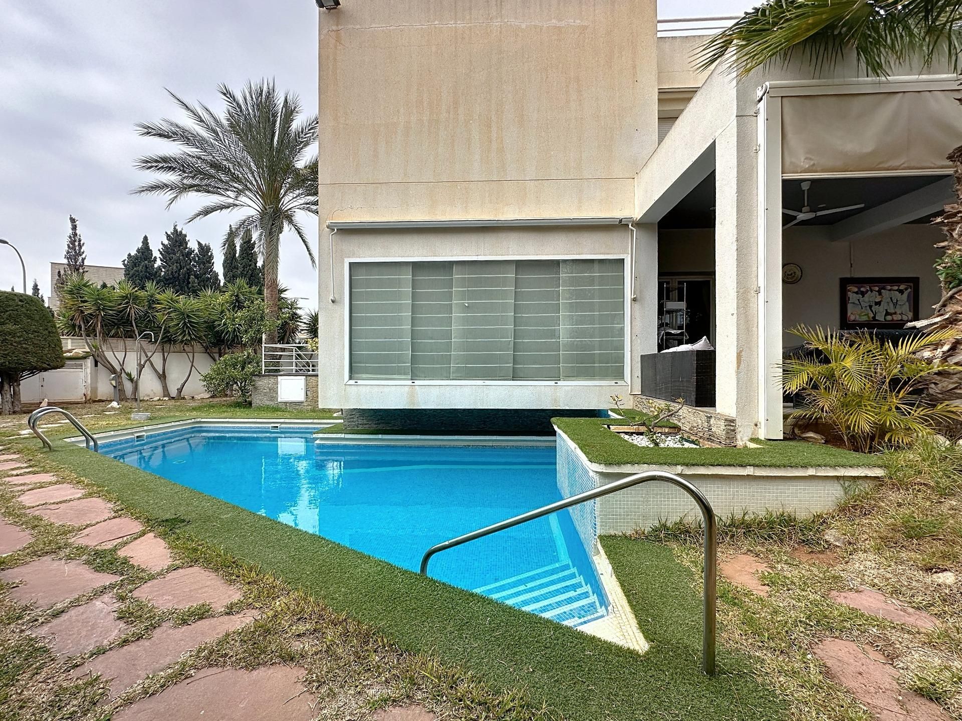 Piscina de Casa o xalet en venda en Roquetas de Mar amb Aire condicionat, Calefacció i Jardí privat