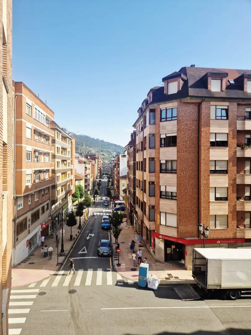Vista exterior de Piso en venta en Oviedo  con Calefacción