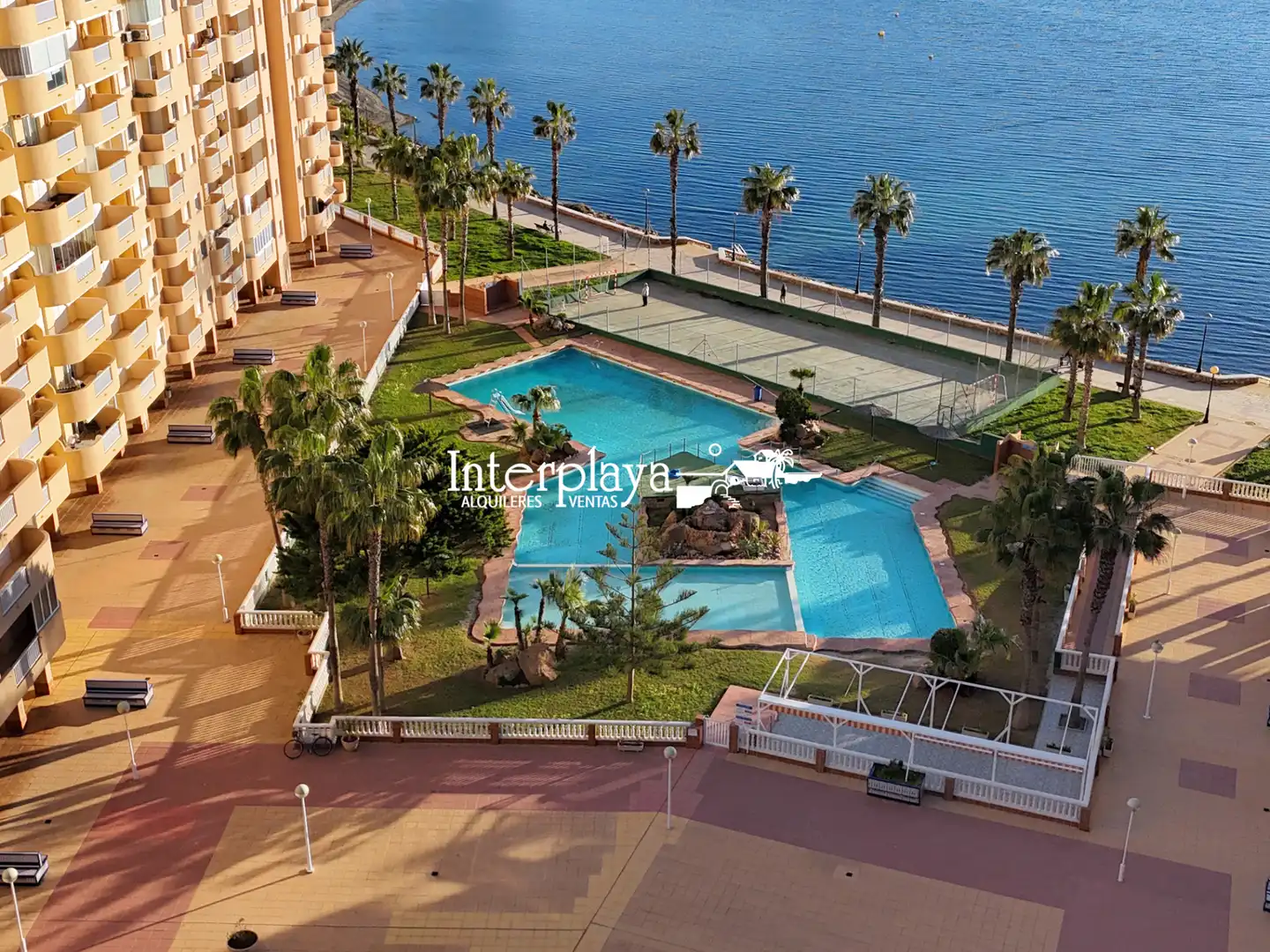 Piscina de Dúplex en venda en La Manga del Mar Menor amb Moblat i Piscina comunitària