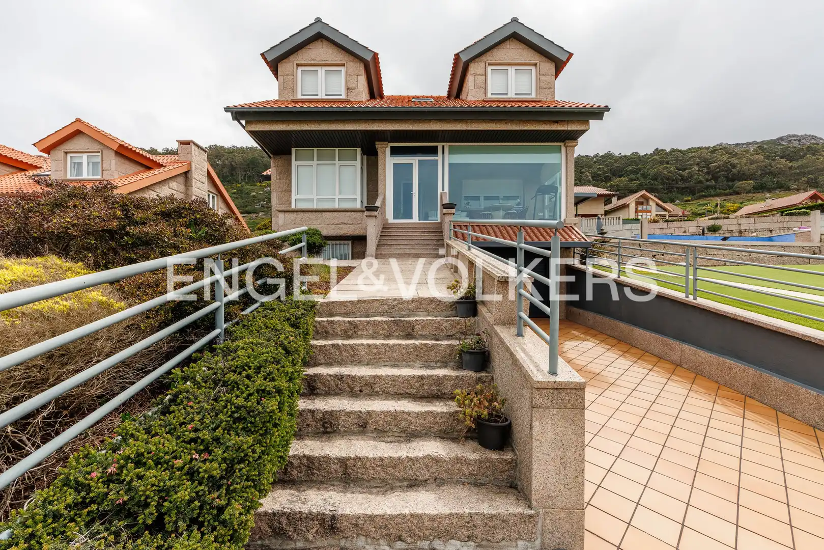 Vista exterior de Casa o xalet en venda en Oia amb Calefacció, Jardí privat i Parquet