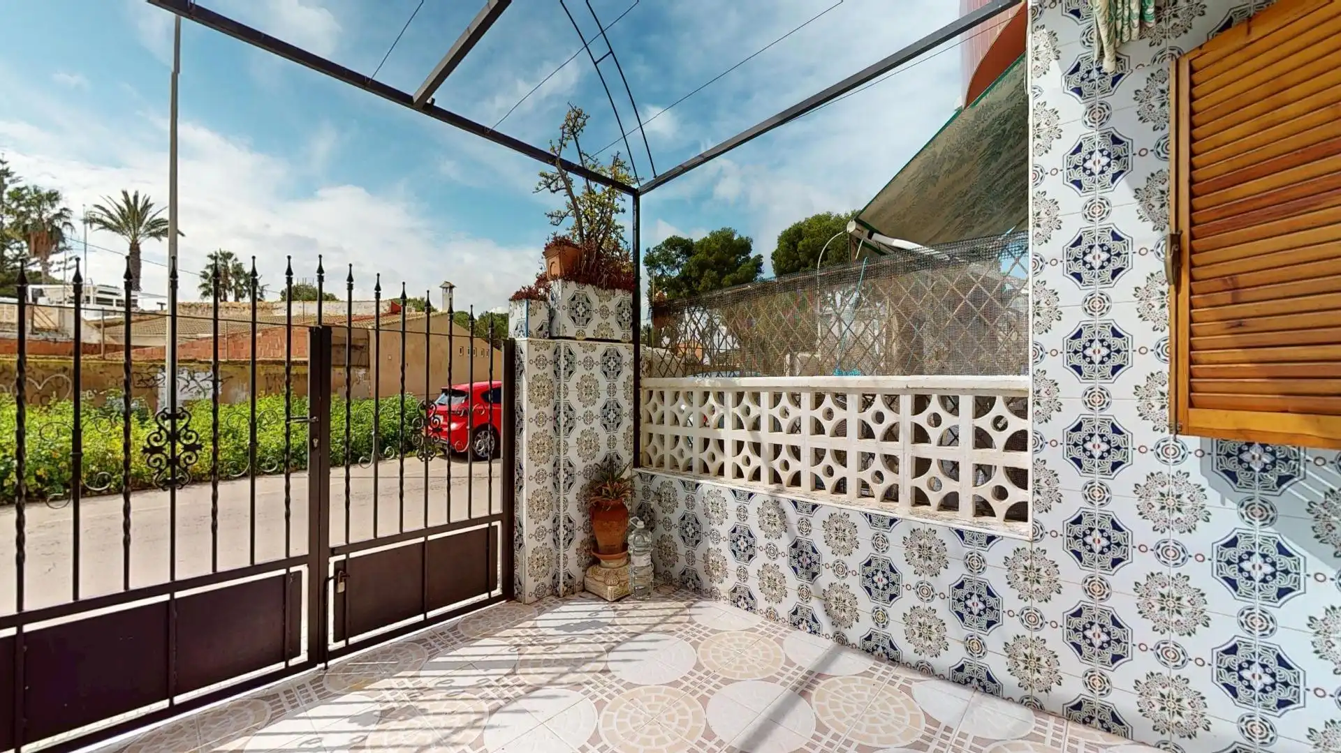 Terrasse von Einfamilien-Reihenhaus zum Verkauf in San Pedro del Pinatar mit Privatgarten, Terrasse und Möbliert