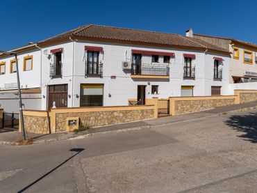 Casa amb balcó en venda a Calle VENEROS BEJARANO 10