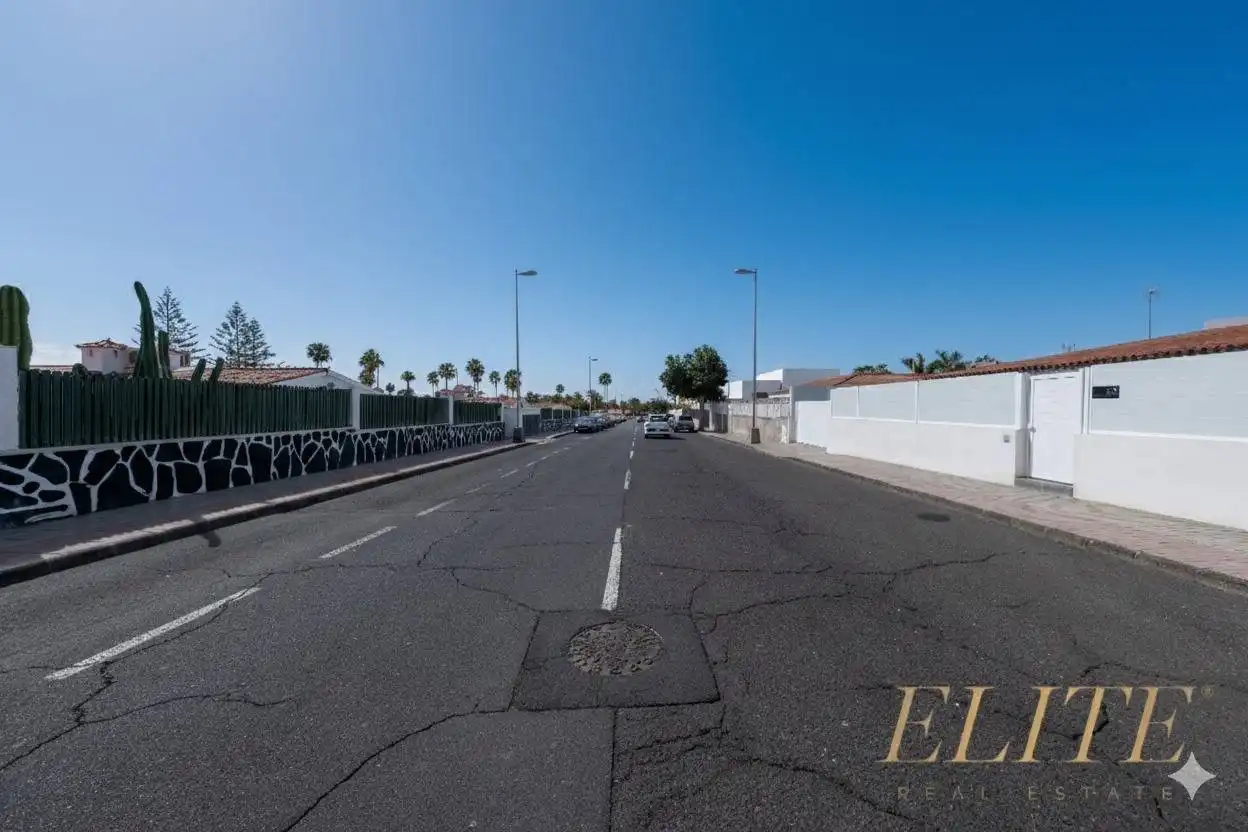 Exterior view of Detached homes for sale in San Bartolomé de Tirajana  with Air Conditioner, Private garden and Parquet flooring