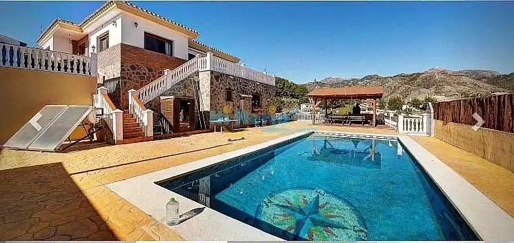 Chalet con piscina en venta en Centro