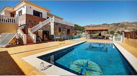 Villa 4 dormitorios piscina garaje Nerja