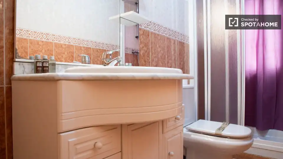Bathroom of Flat for rent in Madrid  with Air Conditioner, Heating and Furnished