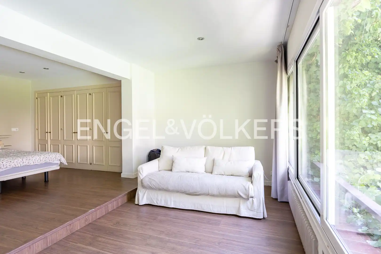 Sala de estar de Casa o chalet en venta en La Moraleja con Aire acondicionado, Calefacción y Jardín privado