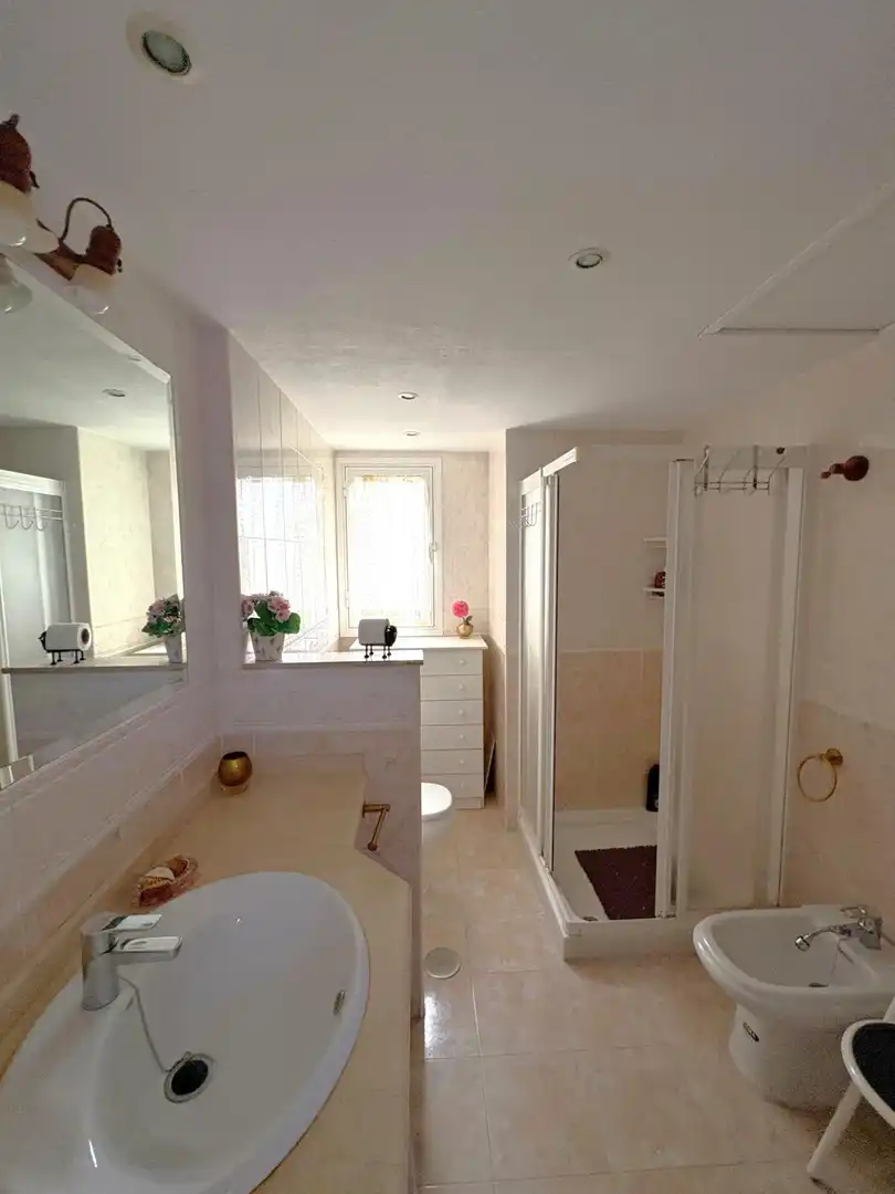 Badezimmer von Wohnung zum Verkauf in Fuengirola mit Klimaanlage, Heizung und Terrasse