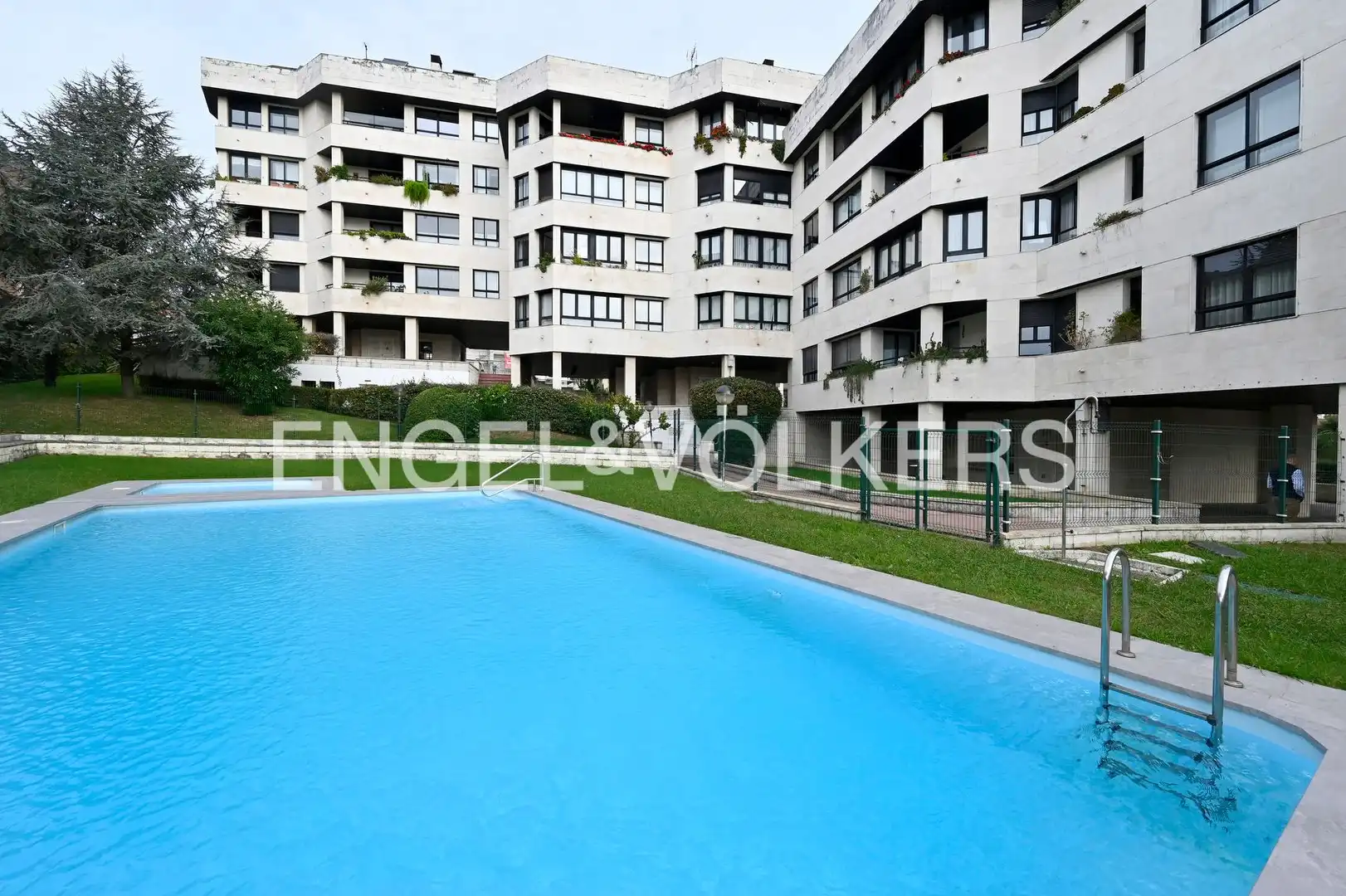 Piscina de Piso en venta en Valdenoja