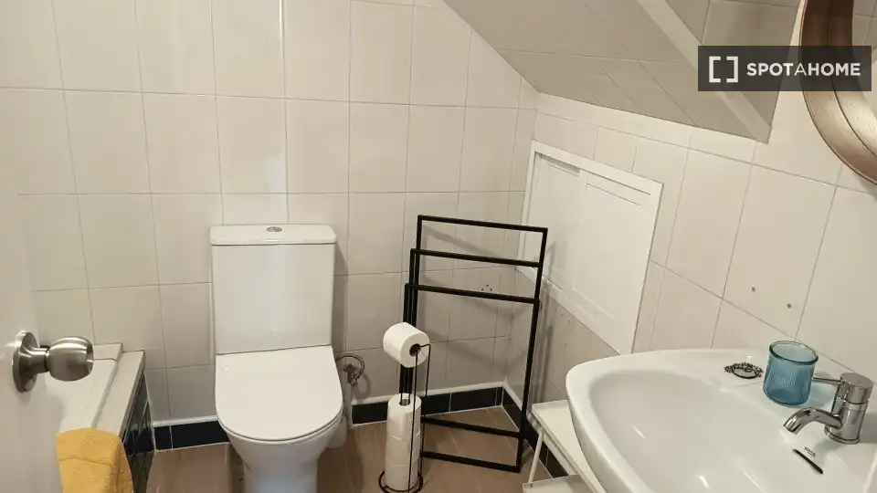 Baño de Apartamento para compartir en Cangas  con Aire acondicionado, Terraza y Amueblado