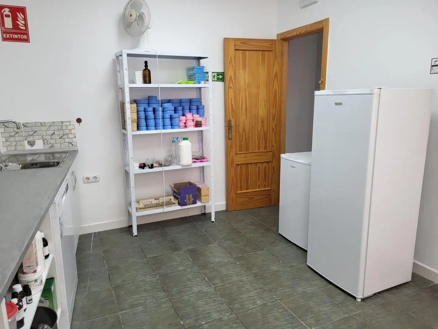 Cocina de Local en venta en San Miguel de Salinas con Aire acondicionado