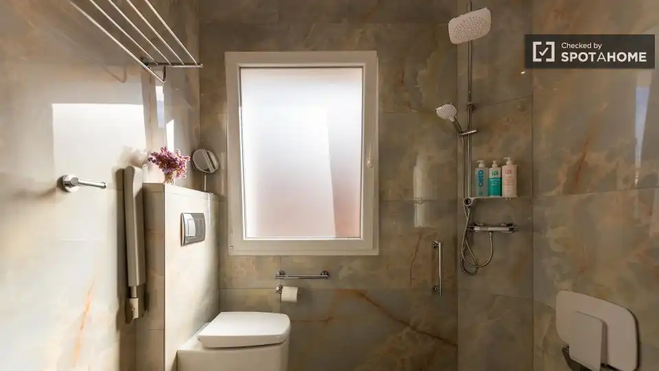 Bathroom of Flat for rent in Valencia  with Air Conditioner, Heating and Furnished