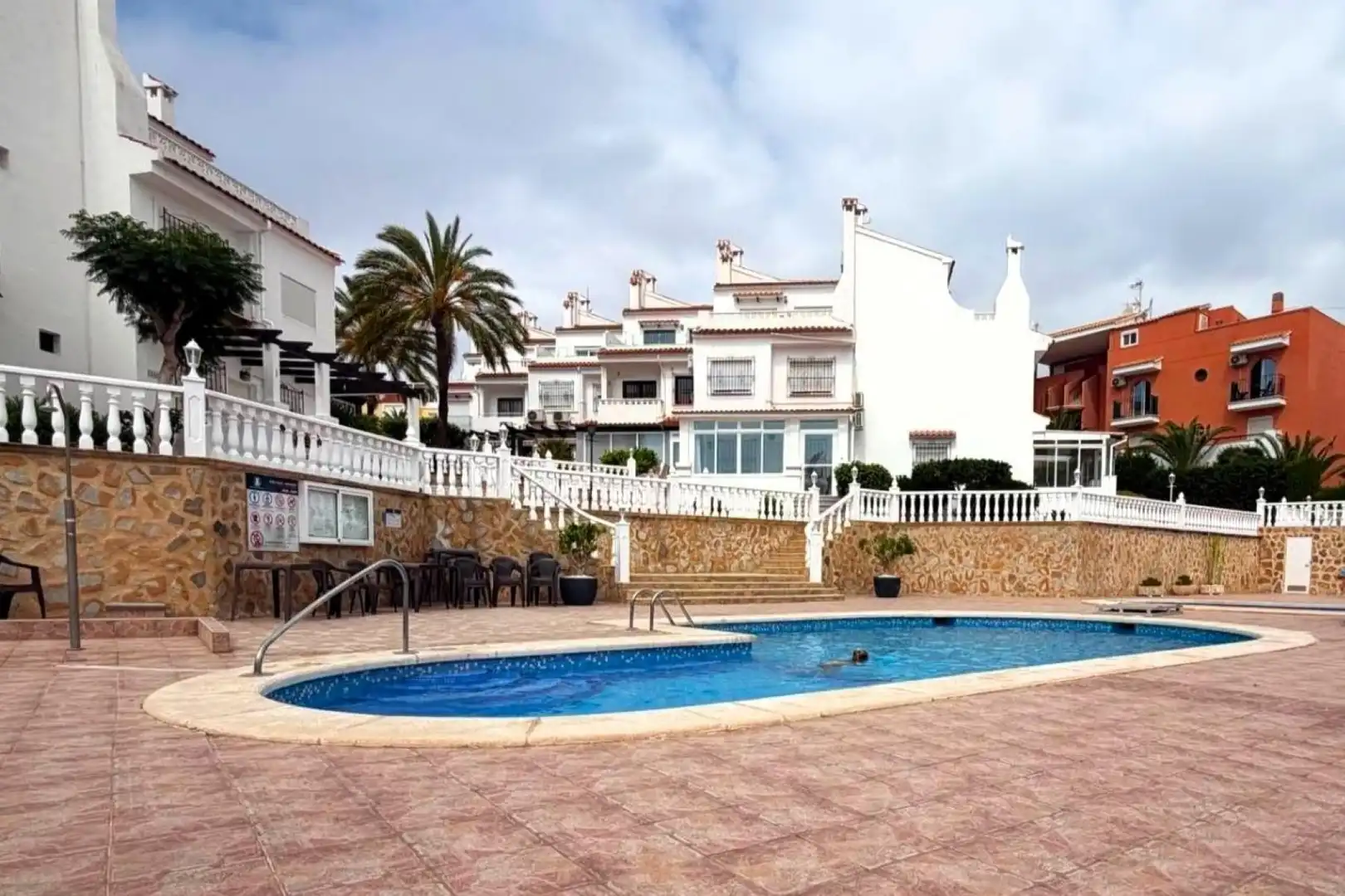 Schwimmbecken von Einfamilien-Reihenhaus zum Verkauf in Torrevieja mit Klimaanlage, Heizung und Terrasse