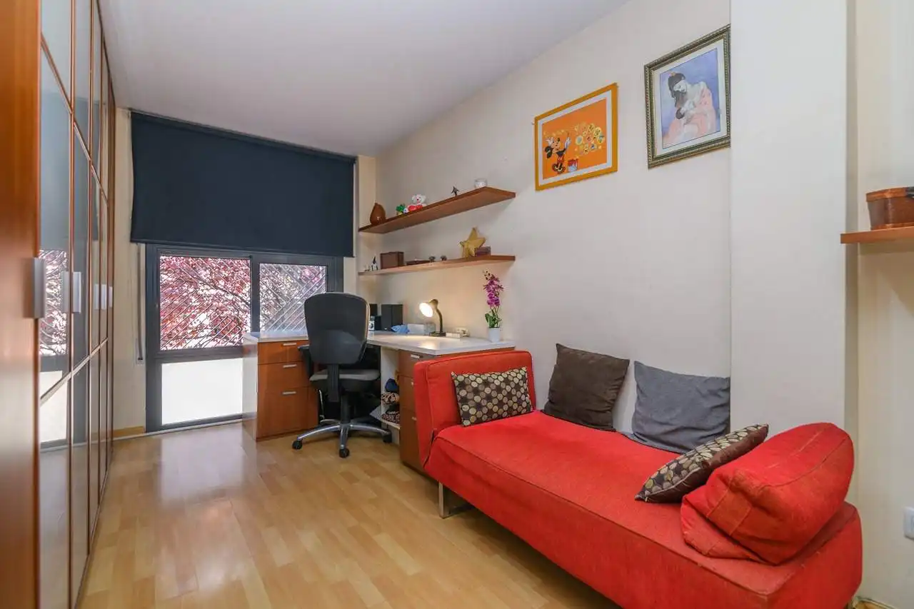 Schlafzimmer von Maisonette zum Verkauf in Barcelona mit Klimaanlage, Heizung und Parkett