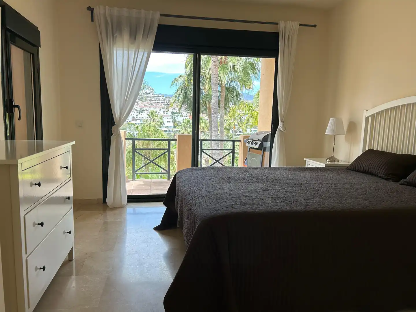 Dormitori de Apartament de lloguer en Estepona amb Aire condicionat, Moblat i Internet