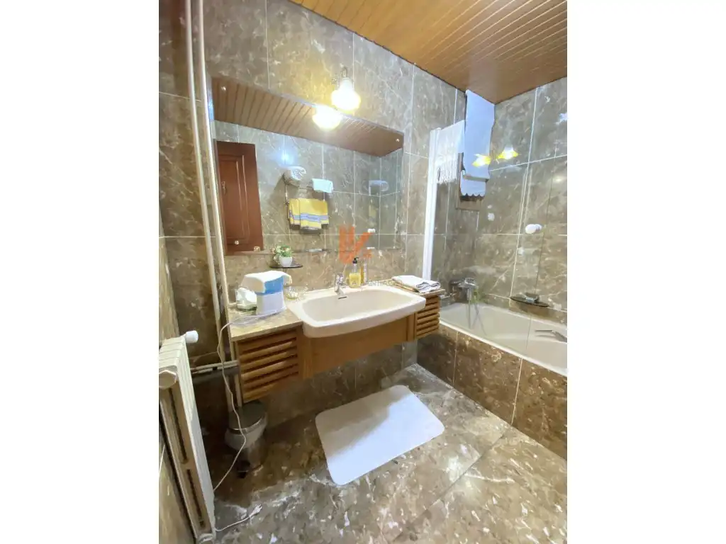 Baño de Piso en venta en Santiago de Compostela  con Calefacción y Horno