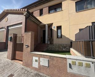 Exterior view of Single-family semi-detached for sale in Hontanares de Eresma  with Heating, Private garden and Terrace