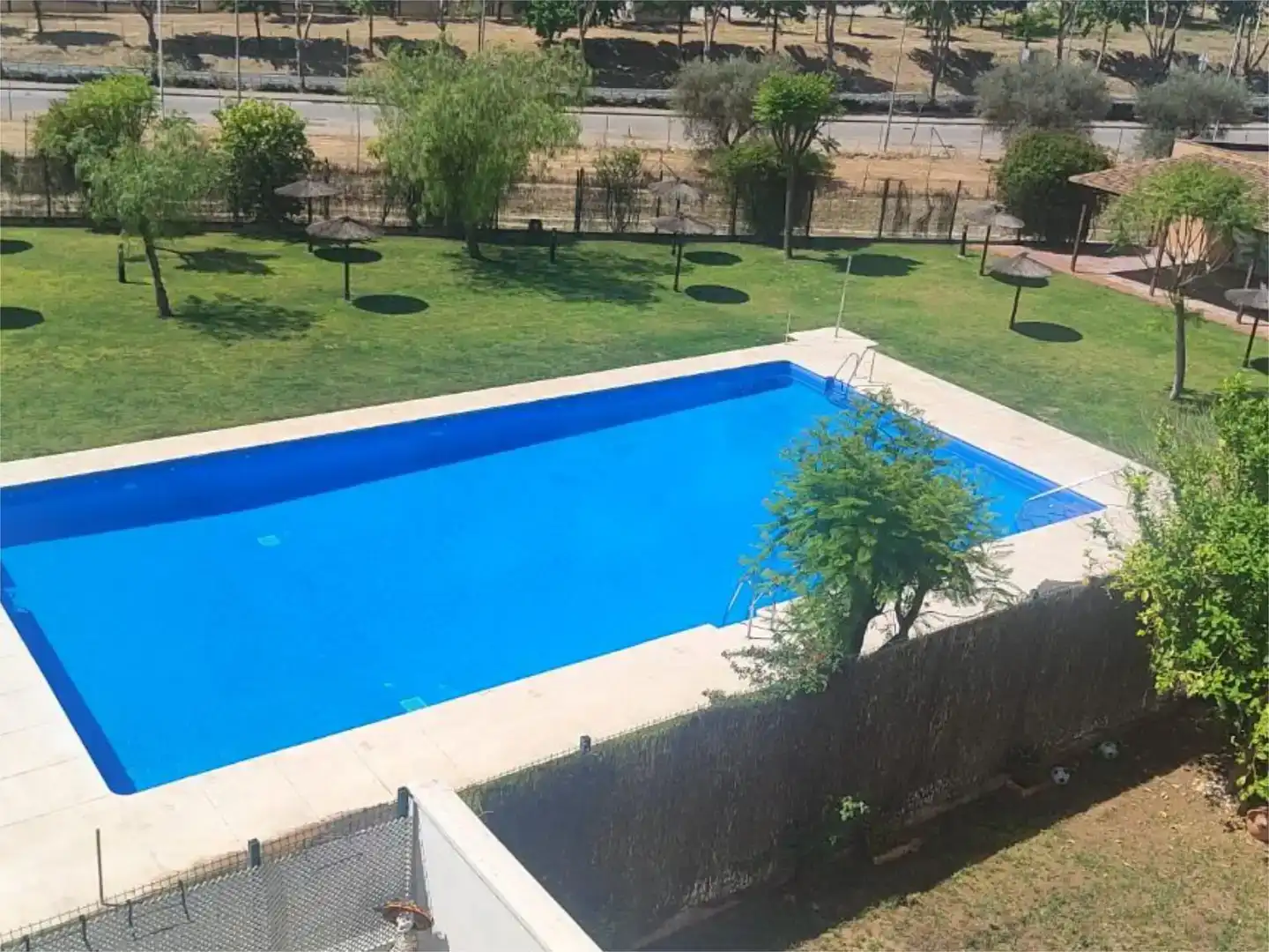 Piscina de Pis en venda en Espartinas amb Aire condicionat, Jardí privat i Traster