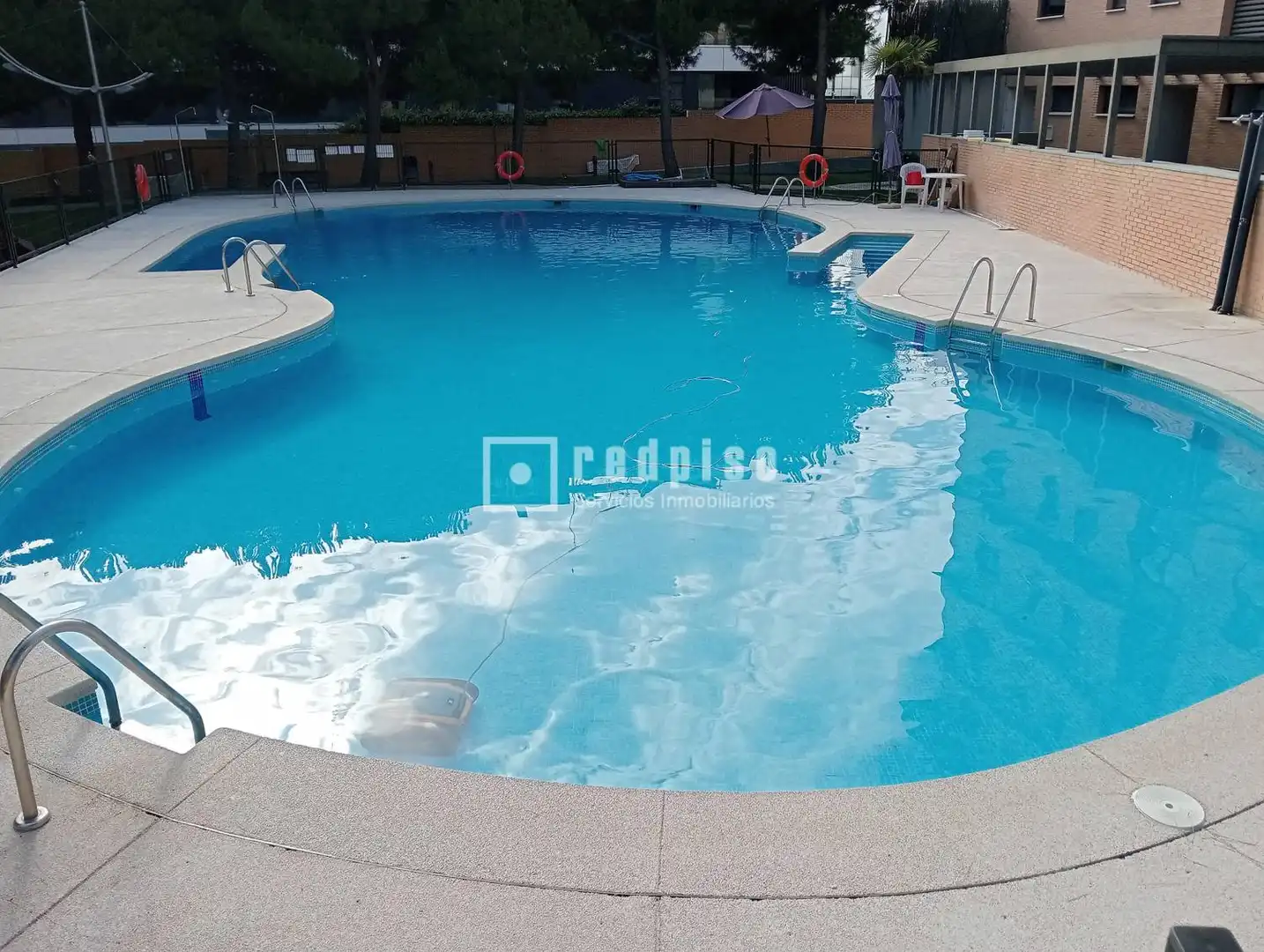 Piscina de Pis de lloguer en Madrid amb Aire condicionat, Calefacció i Jardí privat