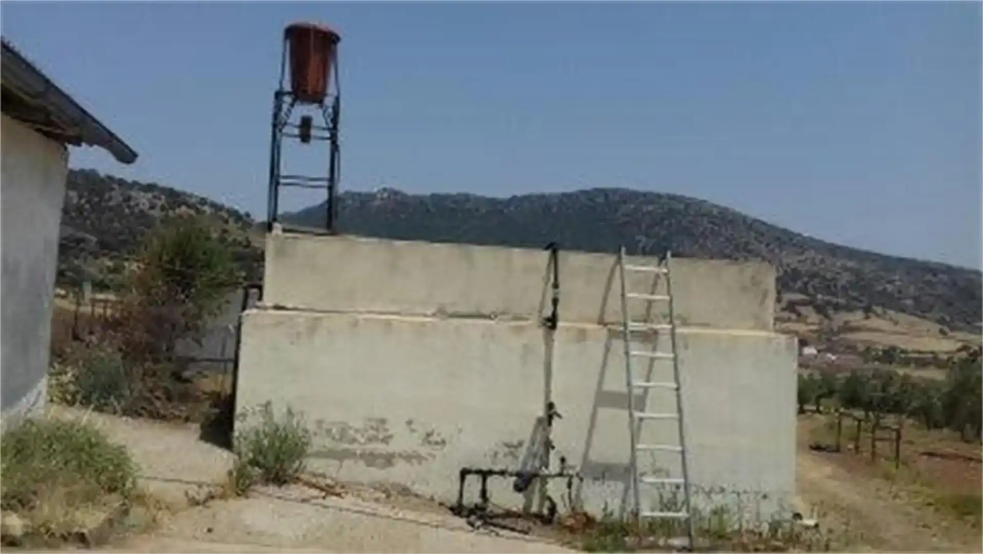 Vista exterior de Finca rústica en venda en Peñalsordo amb Aire condicionat, Piscina i Moblat