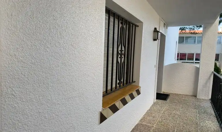 Terrasse von Erdgeschoss zum Verkauf in Roses mit Privatgarten, Möbliert und Gemeinschaftspool