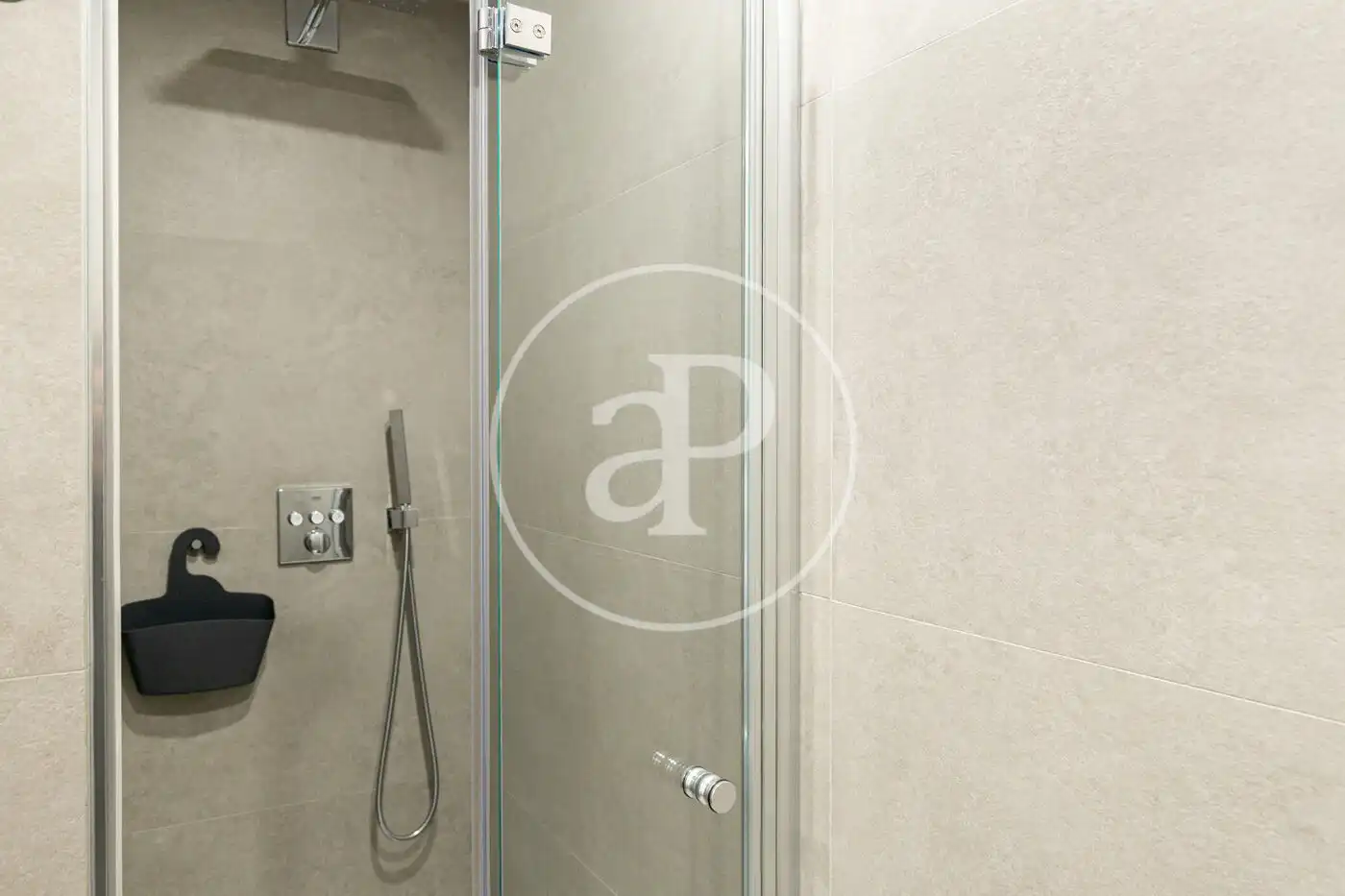 Badezimmer von Wohnung zur Miete in Barcelona mit Klimaanlage, Heizung und Möbliert