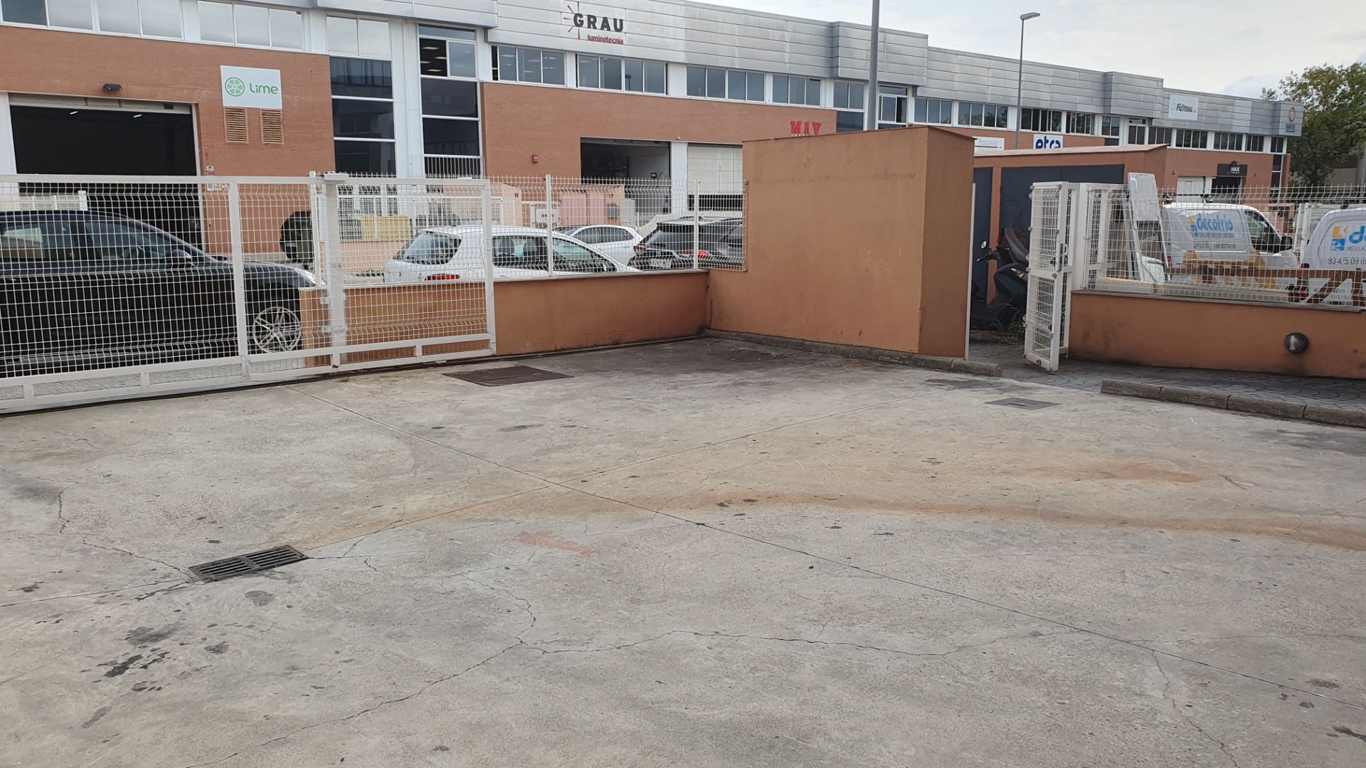 Aparcament de Nau industrial de lloguer en Cornellà de Llobregat amb Calefacció i Alarma
