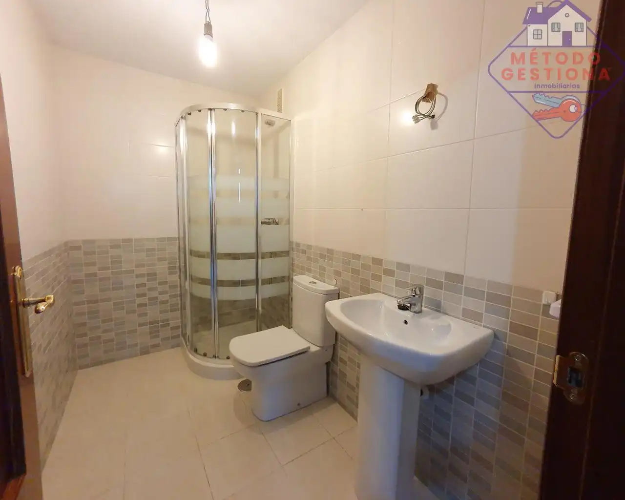 Baño de Piso en venta en Entrambasaguas con Calefacción, Balcón y Piscina comunitaria