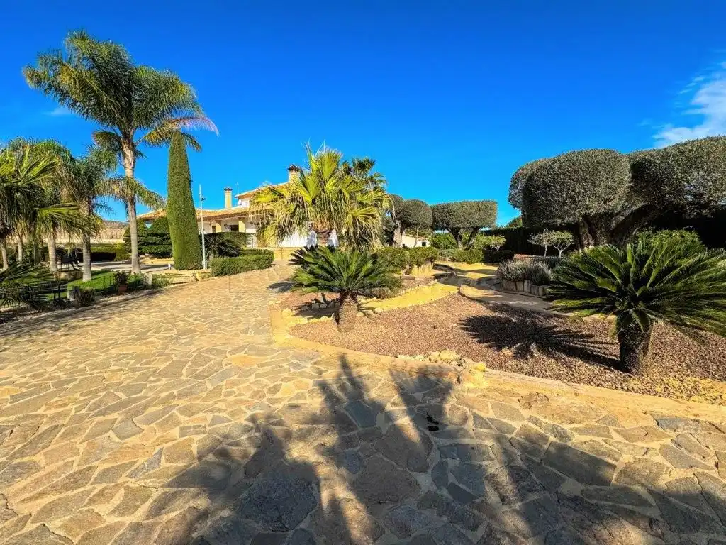 Vista exterior de Casa o xalet en venda en Orihuela amb Aire condicionat, Jardí privat i Traster