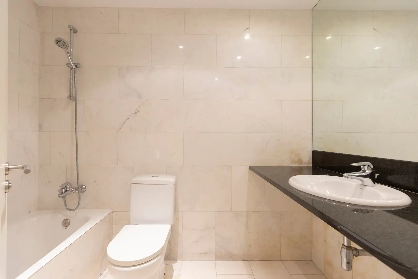 Badezimmer von Wohnung zum Verkauf in Barcelona mit Klimaanlage, Heizung und Parkett