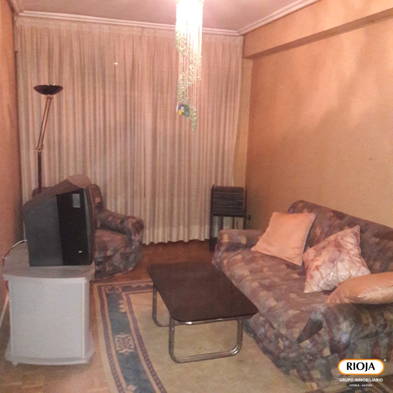 Sala de estar de Piso en venta en Vitoria - Gasteiz con Terraza, Trastero y Amueblado