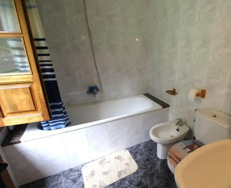 Bany de Casa o xalet en venda en Oviedo  amb Moblat