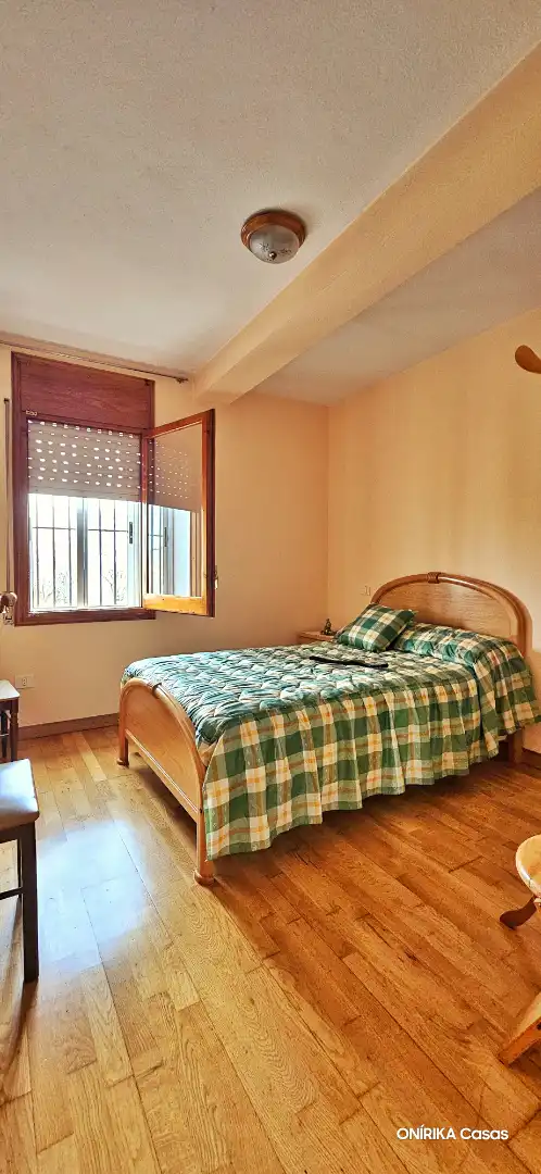 Dormitori de Casa o xalet en venda en Triacastela amb Calefacció, Jardí privat i Parquet