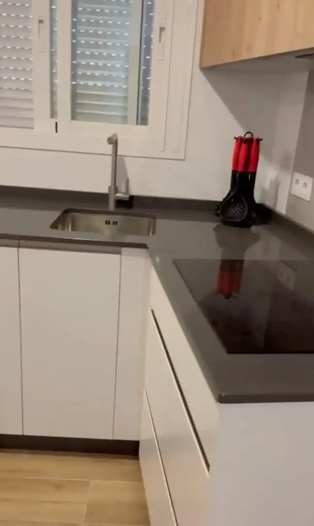 Cuina de Apartament de lloguer en Fuengirola amb Terrassa i Moblat
