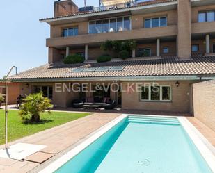 Vista exterior de Àtic de lloguer en Pozuelo de Alarcón amb Aire condicionat, Terrassa i Piscina