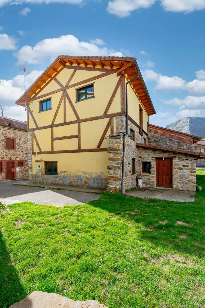 Vista exterior de Casa o chalet en venta en Boca de Huérgano con Trastero y Amueblado