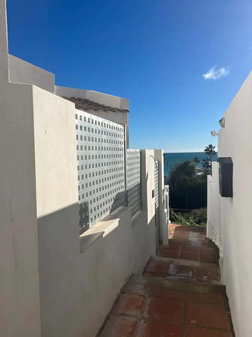 Vista exterior de Casa adosada en venda en Estepona amb Aire condicionat, Terrassa i Traster