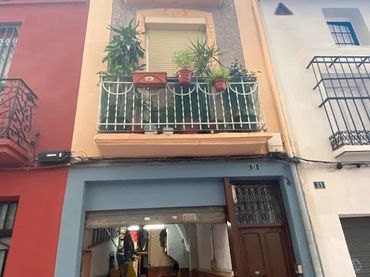 Casa amb balcó en venda a Carrer d'Alloza