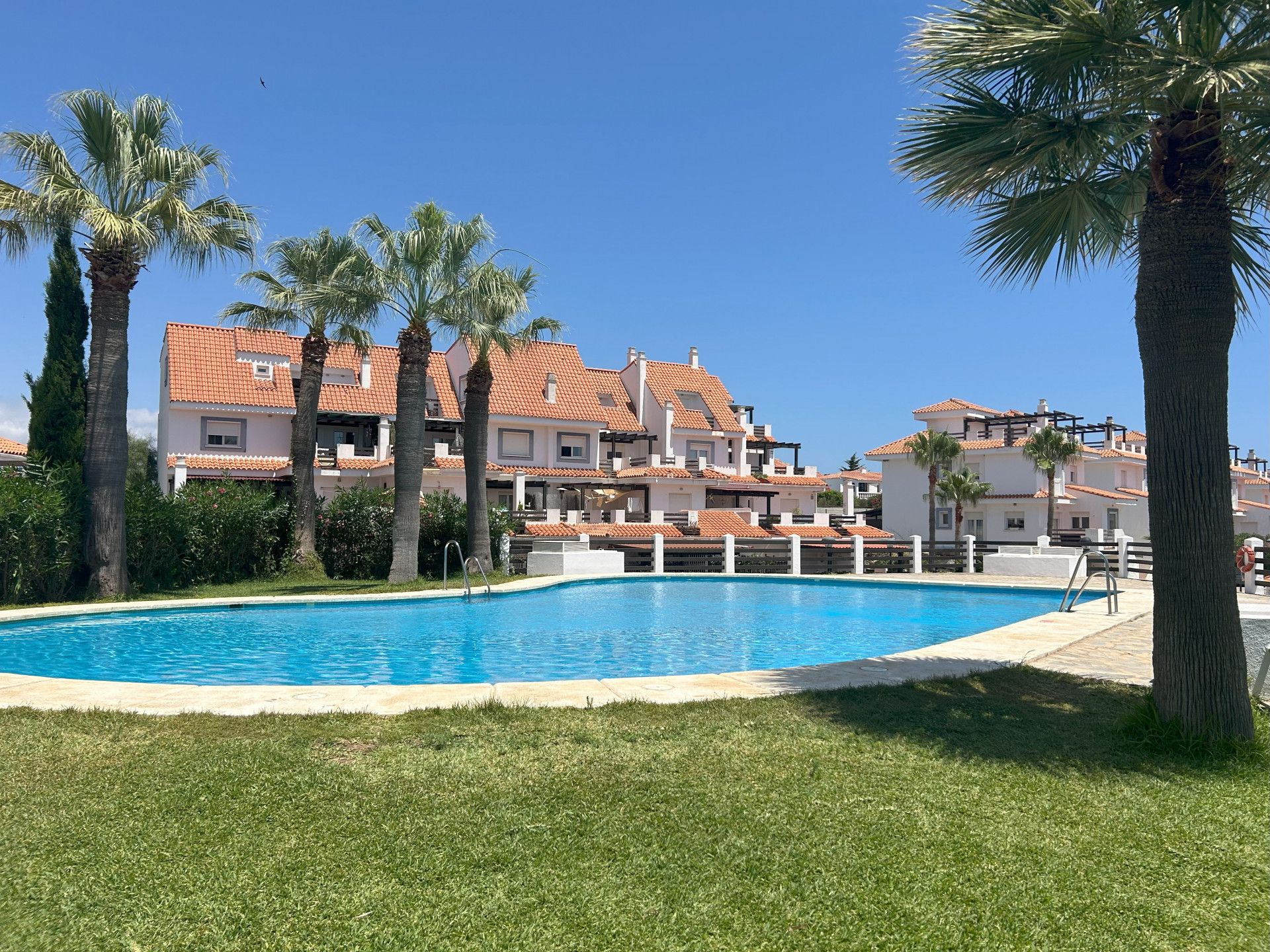 Vista exterior de Planta baixa en venda en Manilva amb Aire condicionat, Terrassa i Piscina