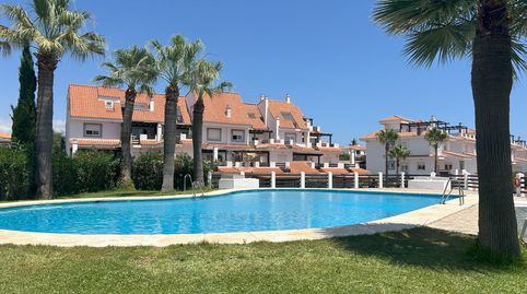 Este encantador apartamento en planta baja, de un dormitorio y un baño, se encuentra en la cotizada urbanización privada de Vistal