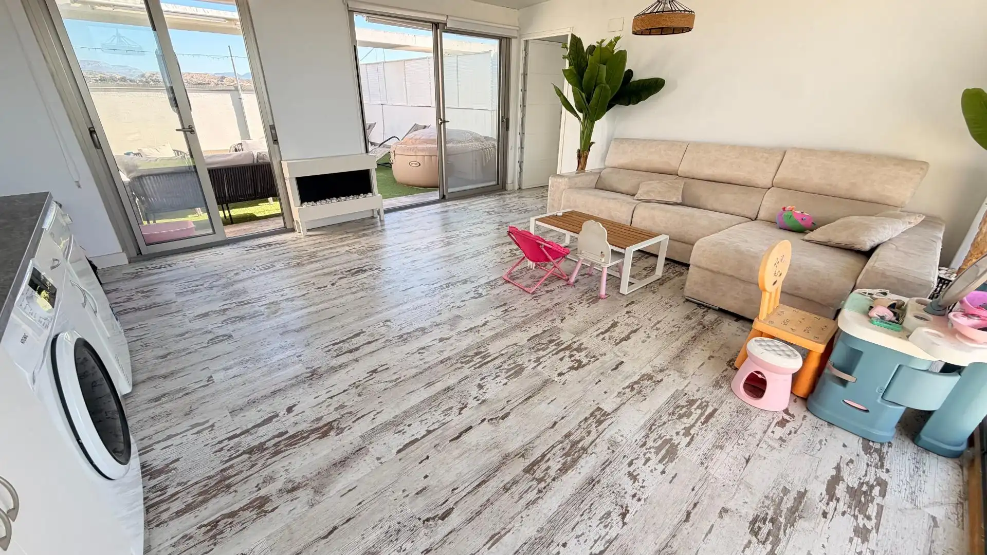 Wohnzimmer von Dachboden zum Verkauf in Elche / Elx mit Heizung, Terrasse und Abstellraum