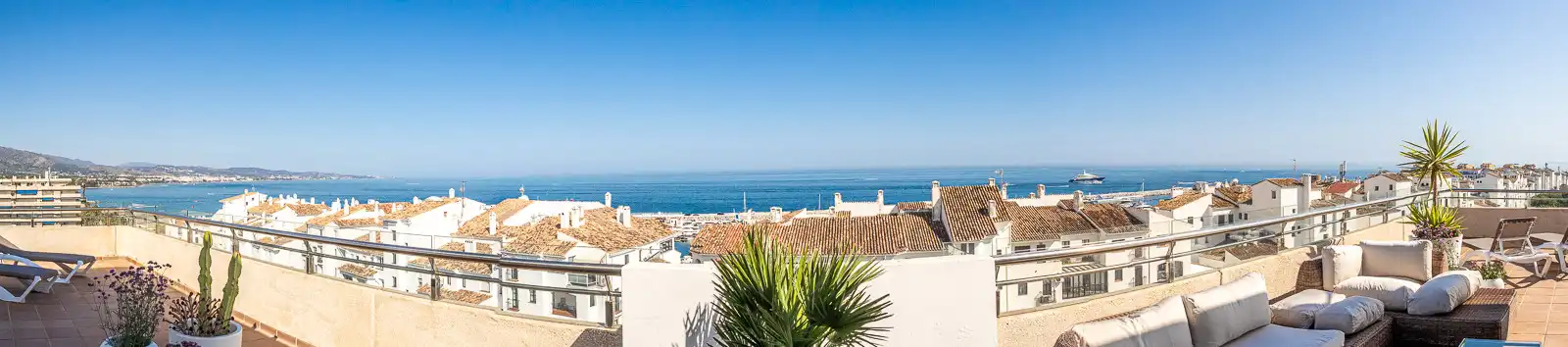 Vista exterior de Ático en venta en Marbella con Terraza, Piscina y Piscina comunitaria