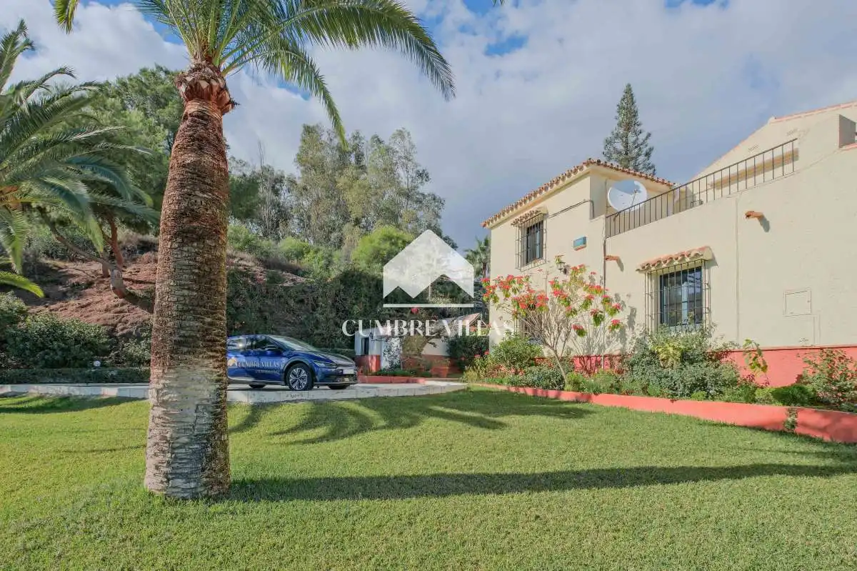 Vista exterior de Casa o xalet en venda en Nerja amb Jardí privat i Terrassa