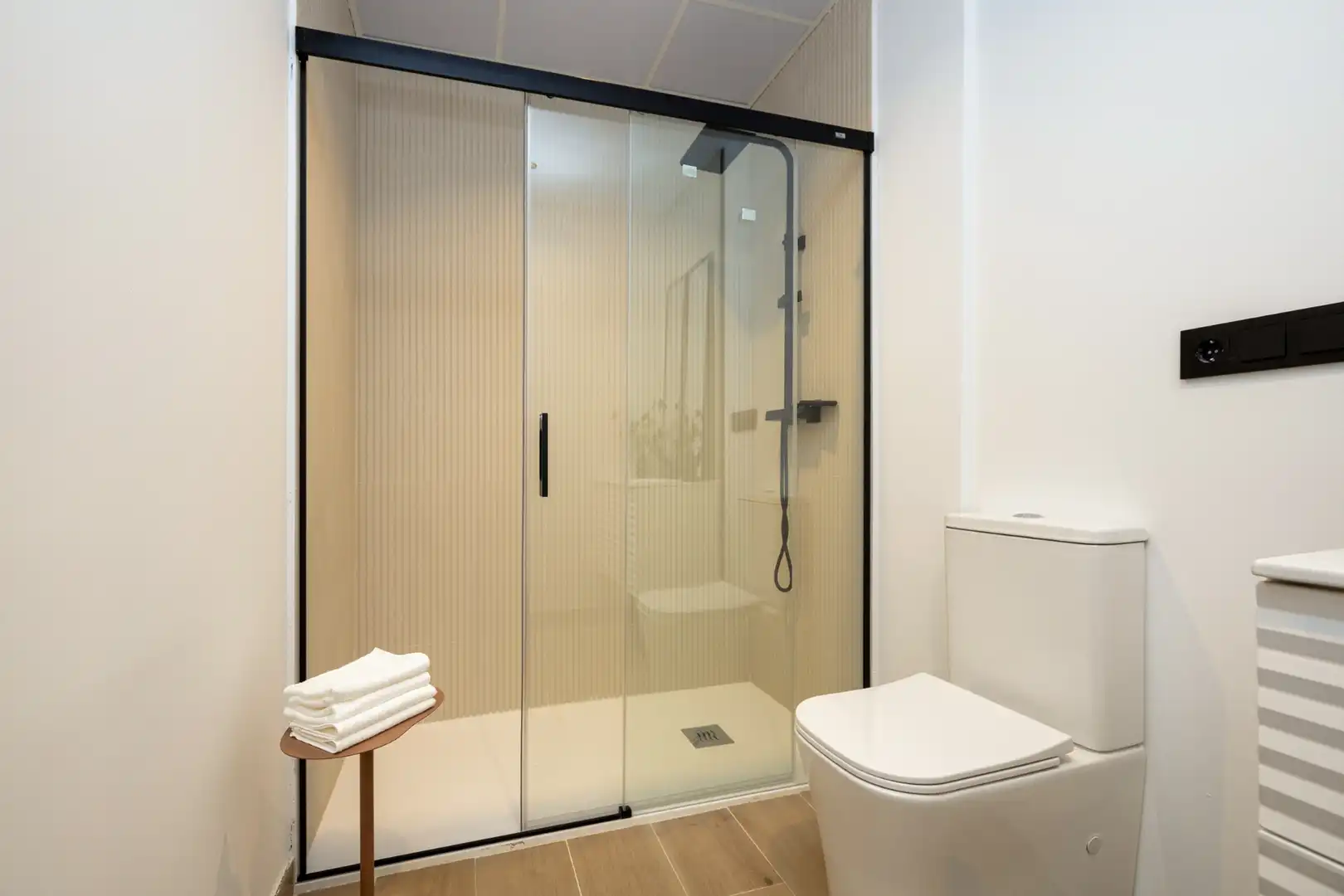 Badezimmer von Wohnungen zum Verkauf in Granada mit Klimaanlage, Parkett und Möbliert