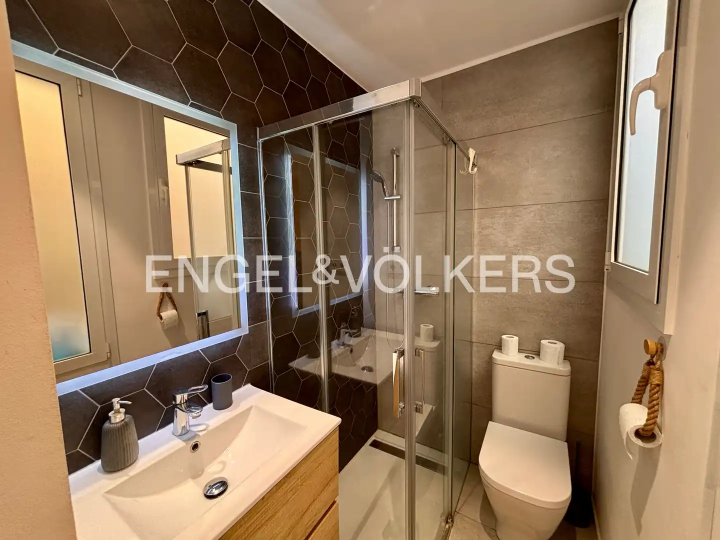 Bathroom of Flat for rent in Barcelona  with Air Conditioner, Heating and Terrace