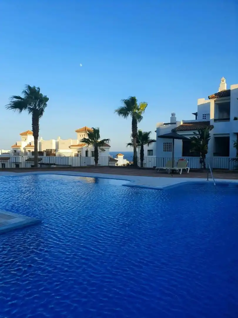 Piscina de Casa adosada de lloguer en La Alcaidesa amb Jardí privat, Terrassa i Jacuzzi