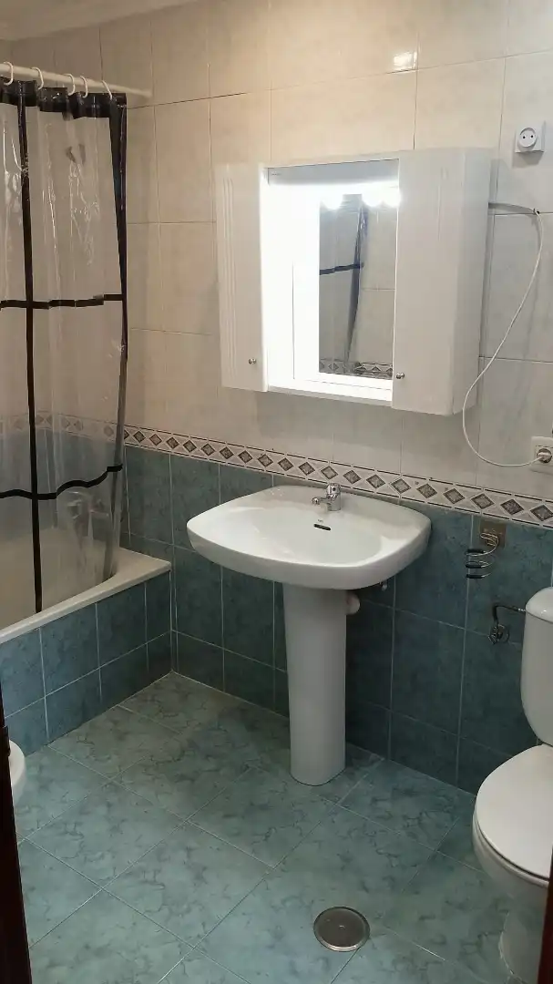 Baño de Apartamento de alquiler en Oviedo  con Calefacción, Parquet y Amueblado